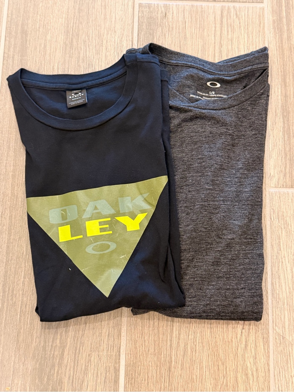 Oakley Men’s Tshirts Large Bundle of 2
